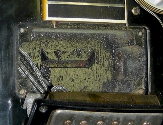 560836_neck_join.jpg (111159 bytes)